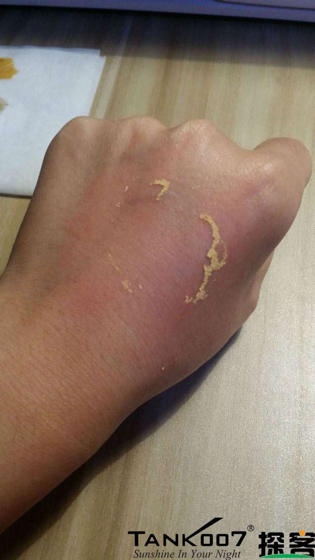 客戶買了紫光手電驗熒光劑，先拿面膜大姨媽巾開刀 