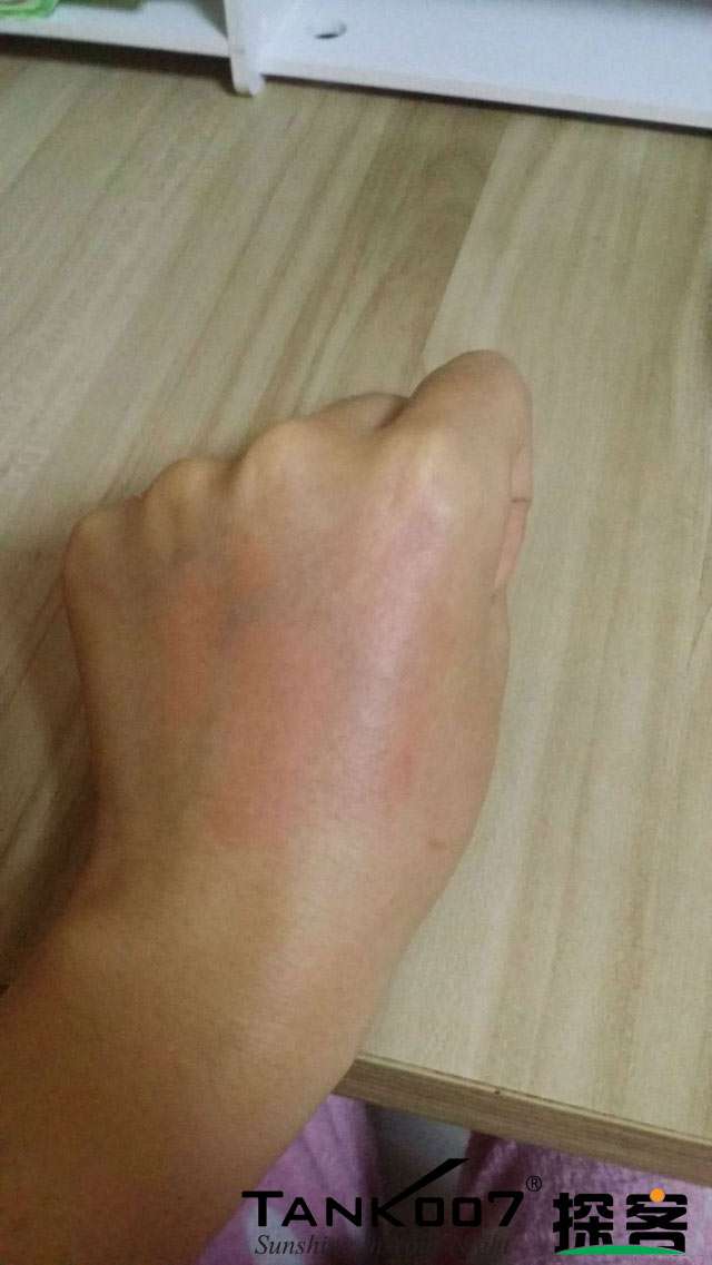 客戶買了紫光手電驗熒光劑，先拿面膜大姨媽巾開刀 