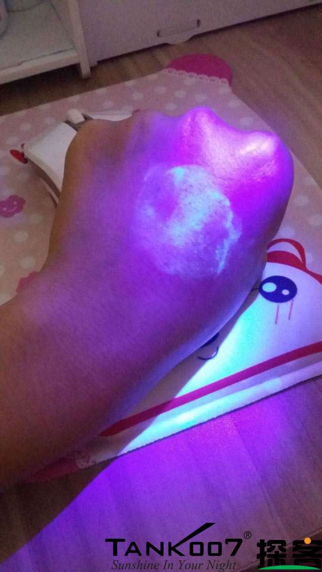 客戶買了紫光手電驗熒光劑，先拿面膜大姨媽巾開刀 