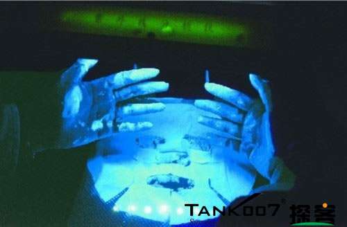 客戶買了紫光手電驗熒光劑，先拿面膜大姨媽巾開刀 