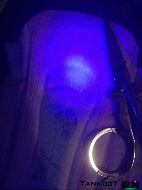 客戶買了紫光手電驗熒光劑，先拿面膜大姨媽巾開刀 