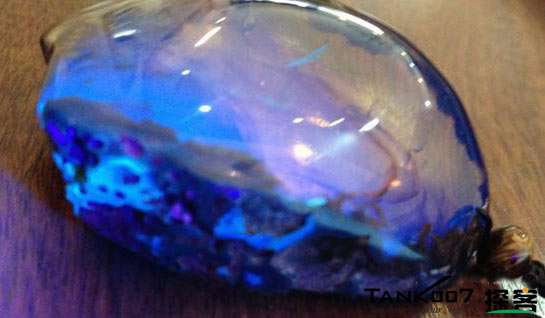 網(wǎng)上用紫光手電鑒定琥珀的帖子這么多，哪個(gè)是真假？