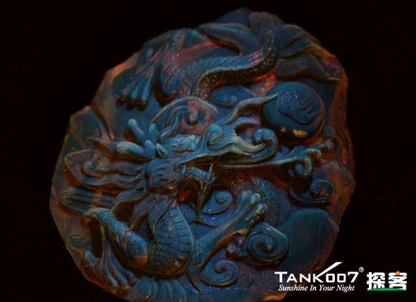 網(wǎng)上用紫光手電鑒定琥珀的帖子這么多，哪個(gè)是真假？