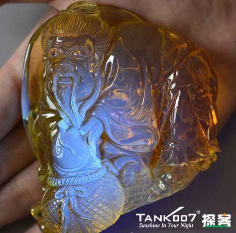 網(wǎng)上用紫光手電鑒定琥珀的帖子這么多，哪個(gè)是真假？