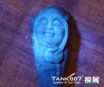 網(wǎng)上用紫光手電鑒定琥珀的帖子這么多，哪個(gè)是真假？