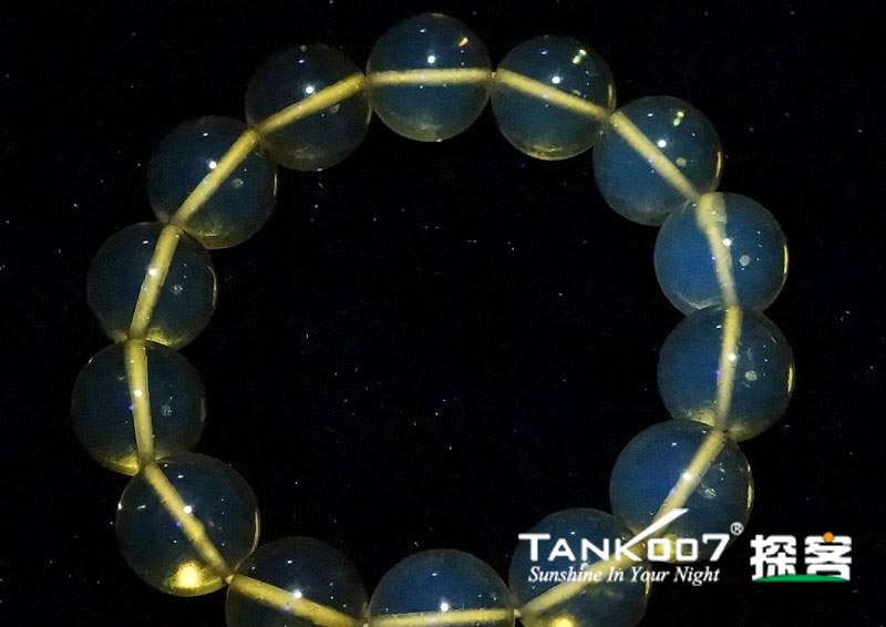 網(wǎng)上用紫光手電鑒定琥珀的帖子這么多，哪個(gè)是真假？