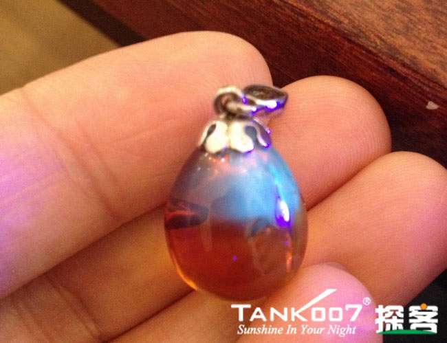 網(wǎng)上用紫光手電鑒定琥珀的帖子這么多，哪個(gè)是真假？