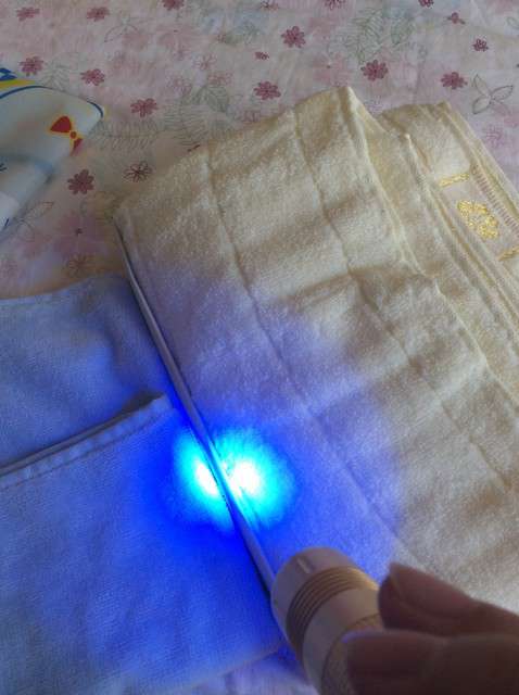  寶媽買了紫光手電，衣服上好多熒光劑，看的心慌害怕