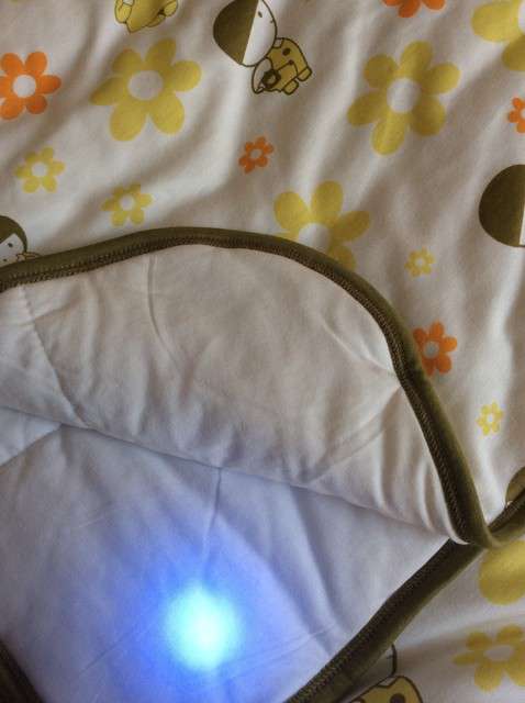  寶媽買了紫光手電，衣服上好多熒光劑，看的心慌害怕