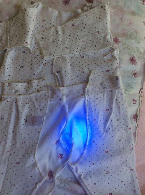  寶媽買了紫光手電，衣服上好多熒光劑，看的心慌害怕