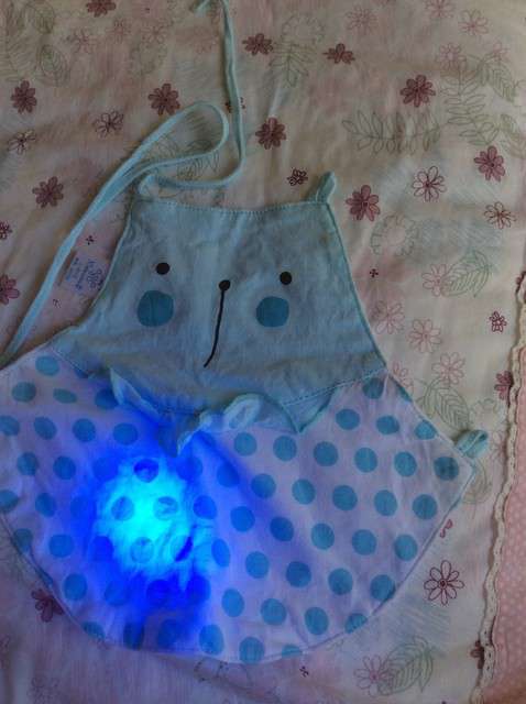  寶媽買了紫光手電，衣服上好多熒光劑，看的心慌害怕