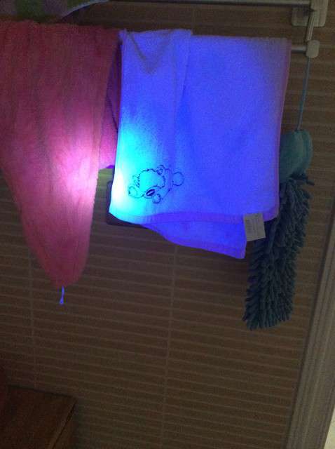  寶媽買了紫光手電，衣服上好多熒光劑，看的心慌害怕